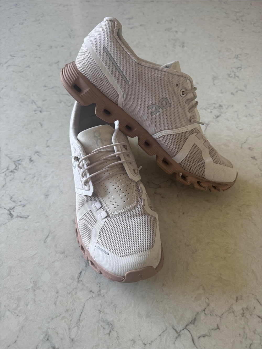 On Cloud Cloud 5 Women’s 10 Athletic Sneakers in Sand & with Rosebrown Sole
